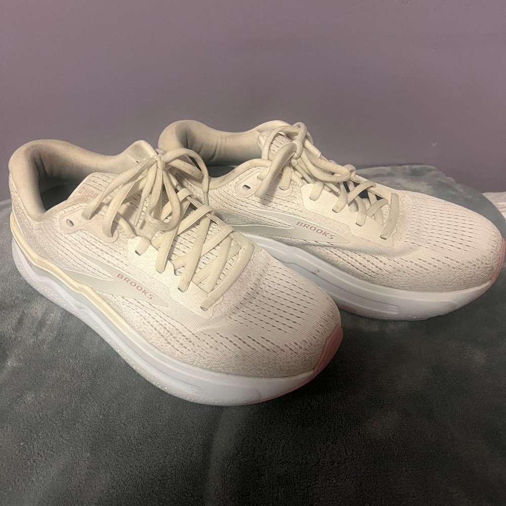 Brooks Women's Cream Athletic Shoes